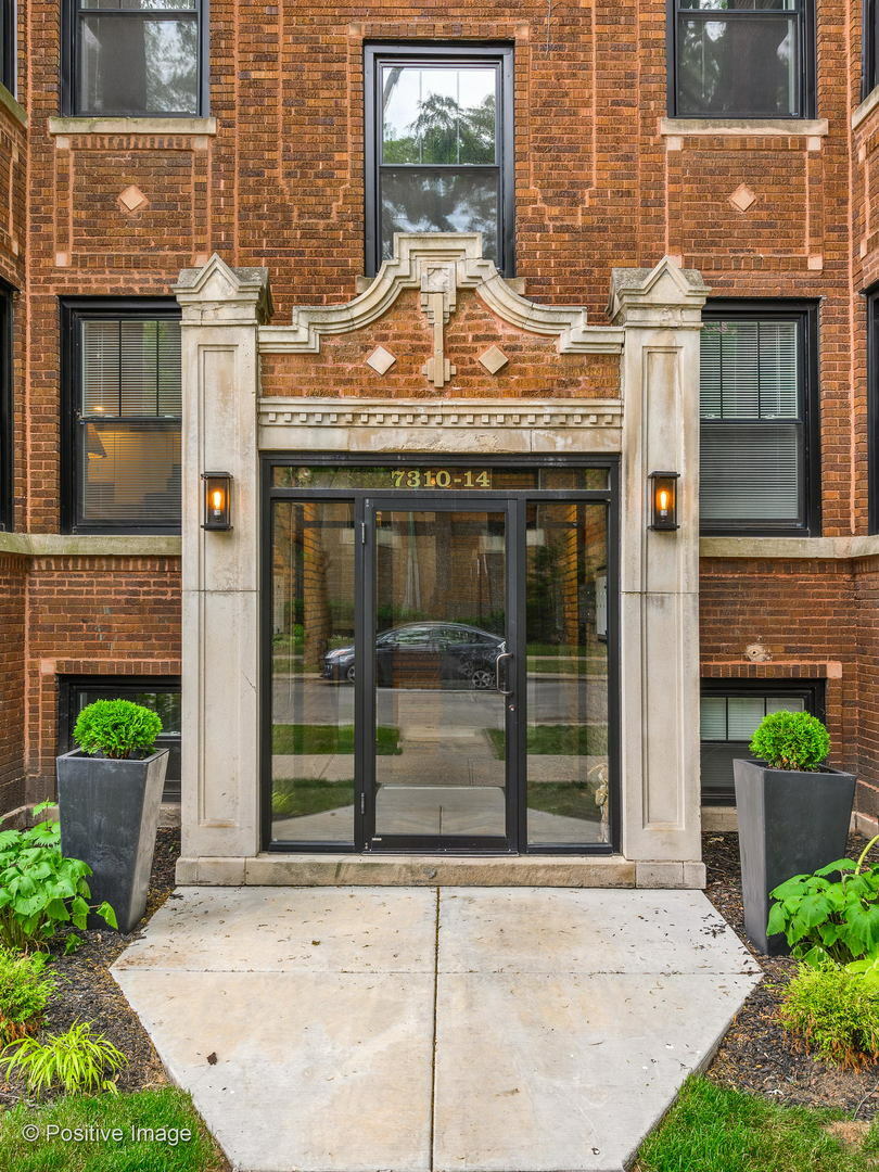 Property Photo: 7314 N Claremont Avenue Gn IL 60645