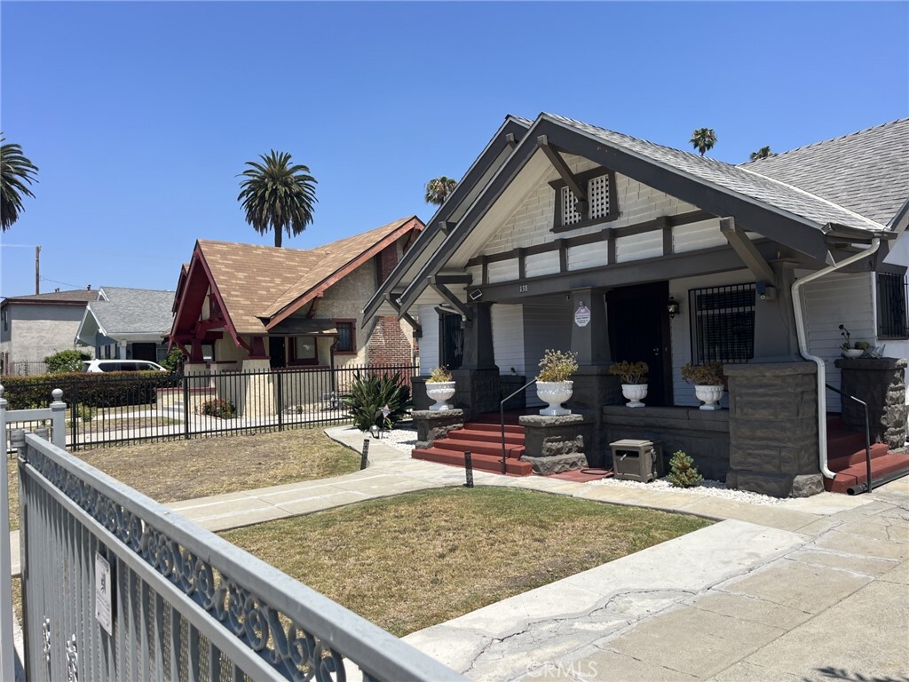 Property Photo:  138 N Dillon Street  CA 90026 