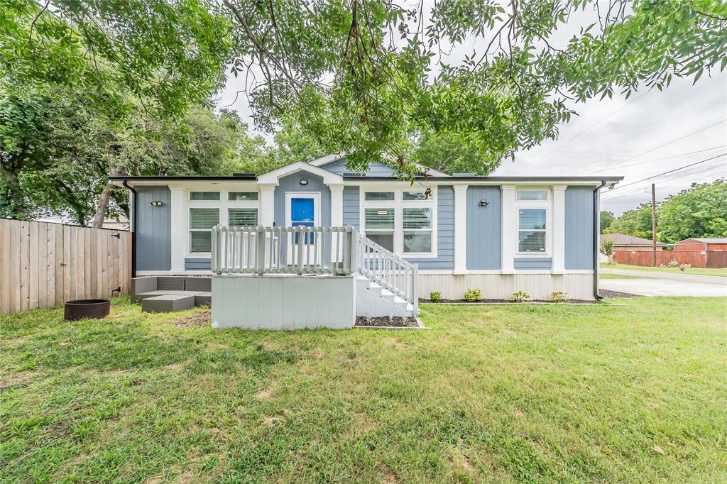 Property Photo: 427 Grayson Court TX 76058