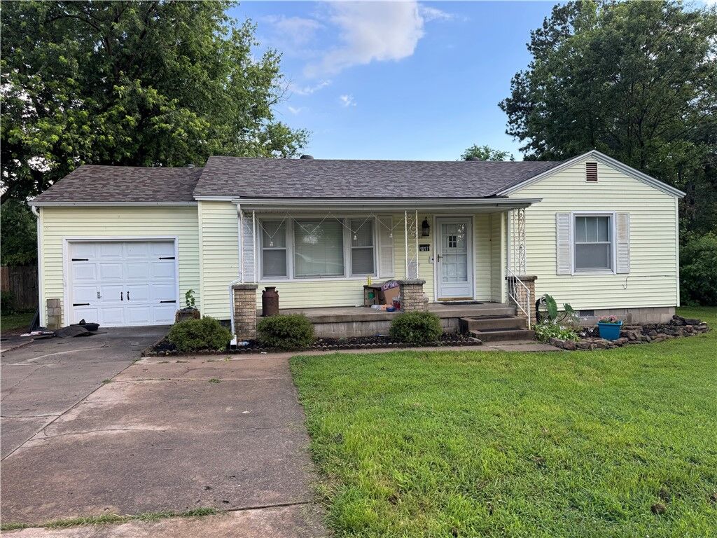 Property Photo:  1017 Parker Avenue  AR 72764 