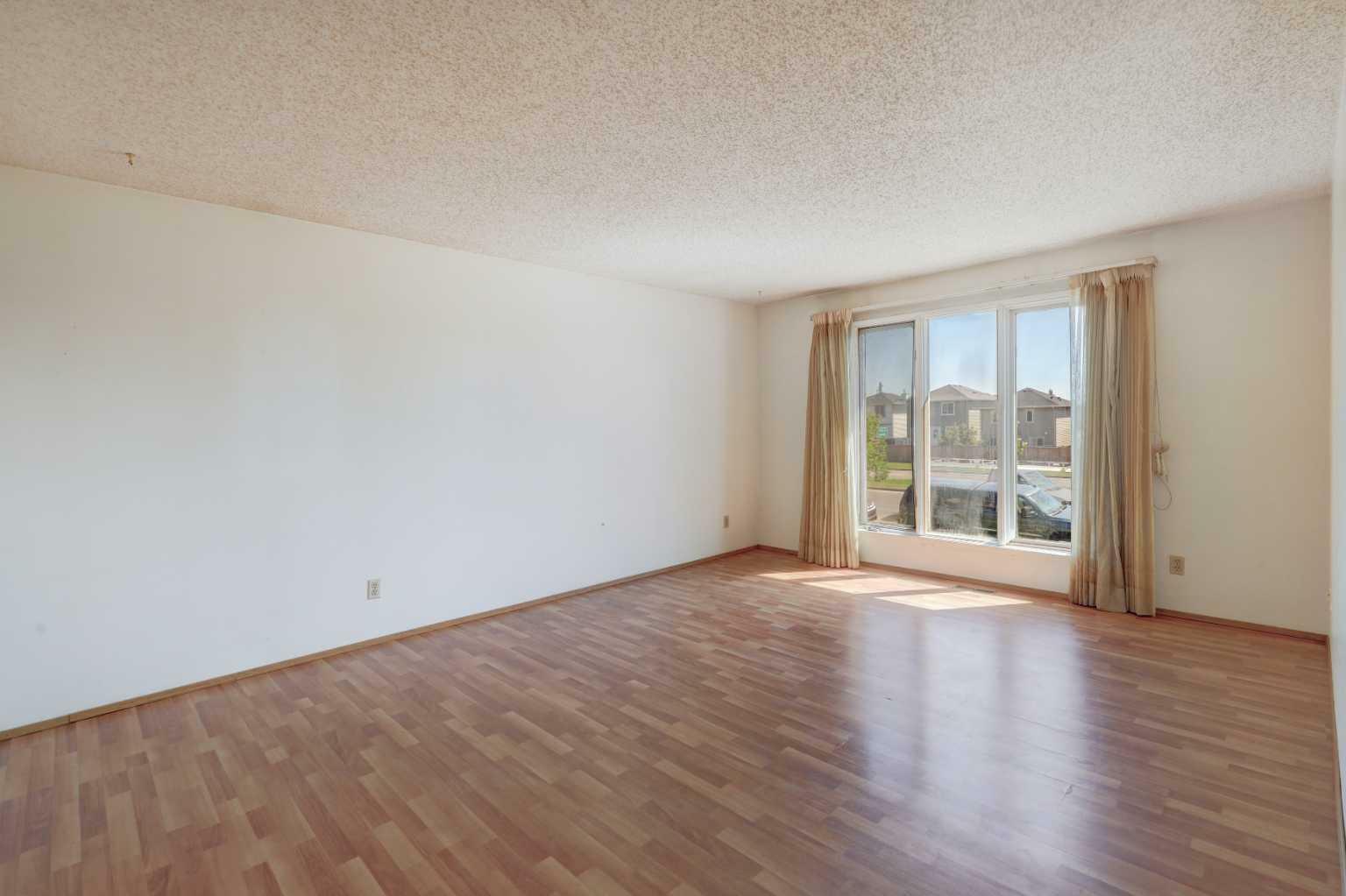 Photo de la propriété: 6463 68 Street NE AB T3J 2H7