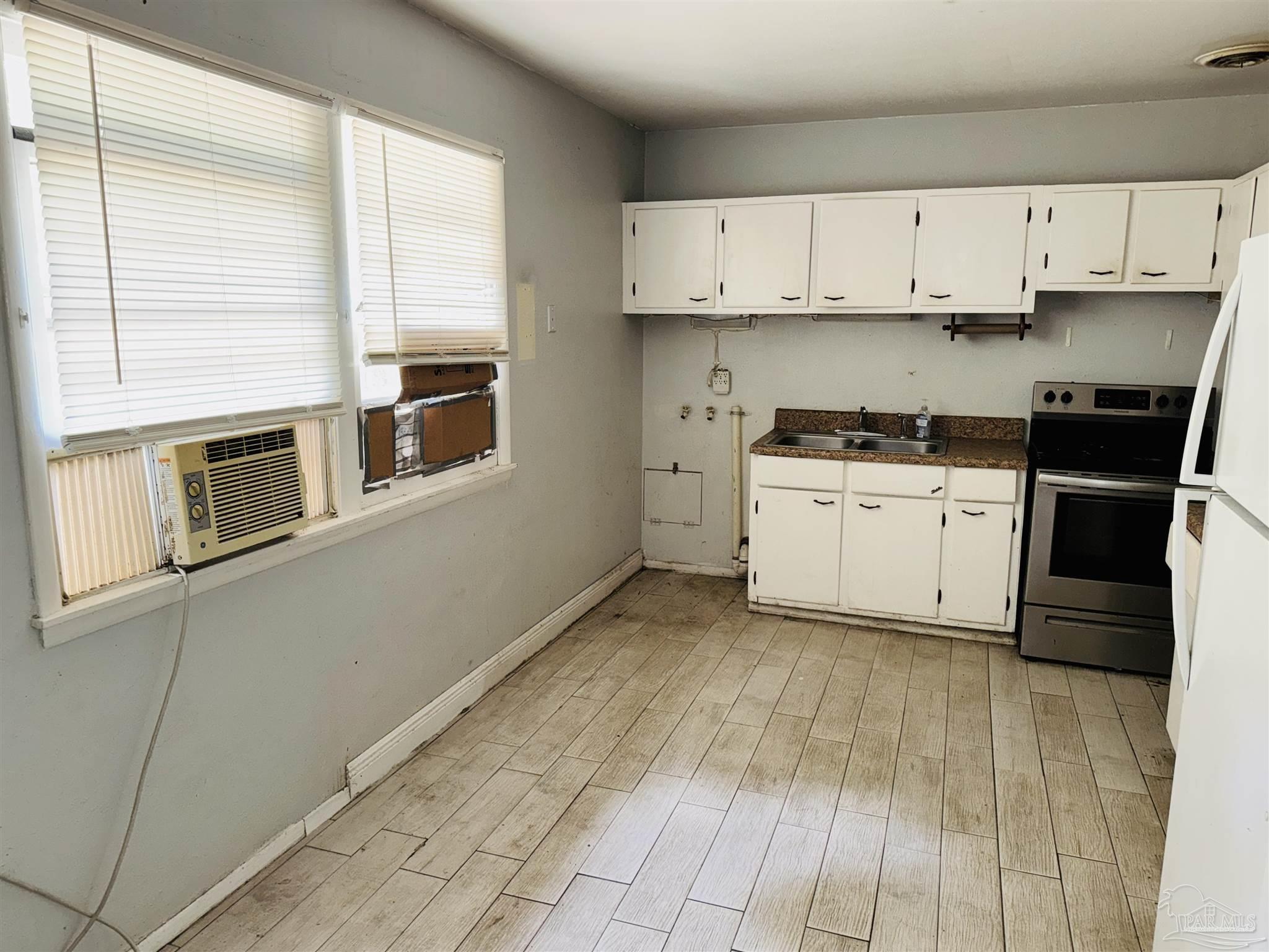 Property Photo: 4680 Oakland Dr FL 32526