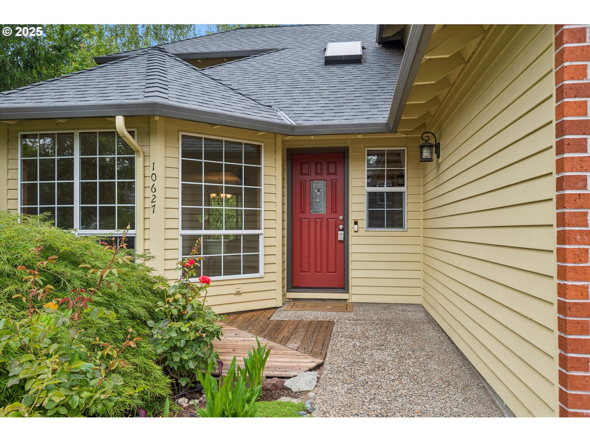 Property Photo:  10627 SW Tualatin Dr  OR 97224 