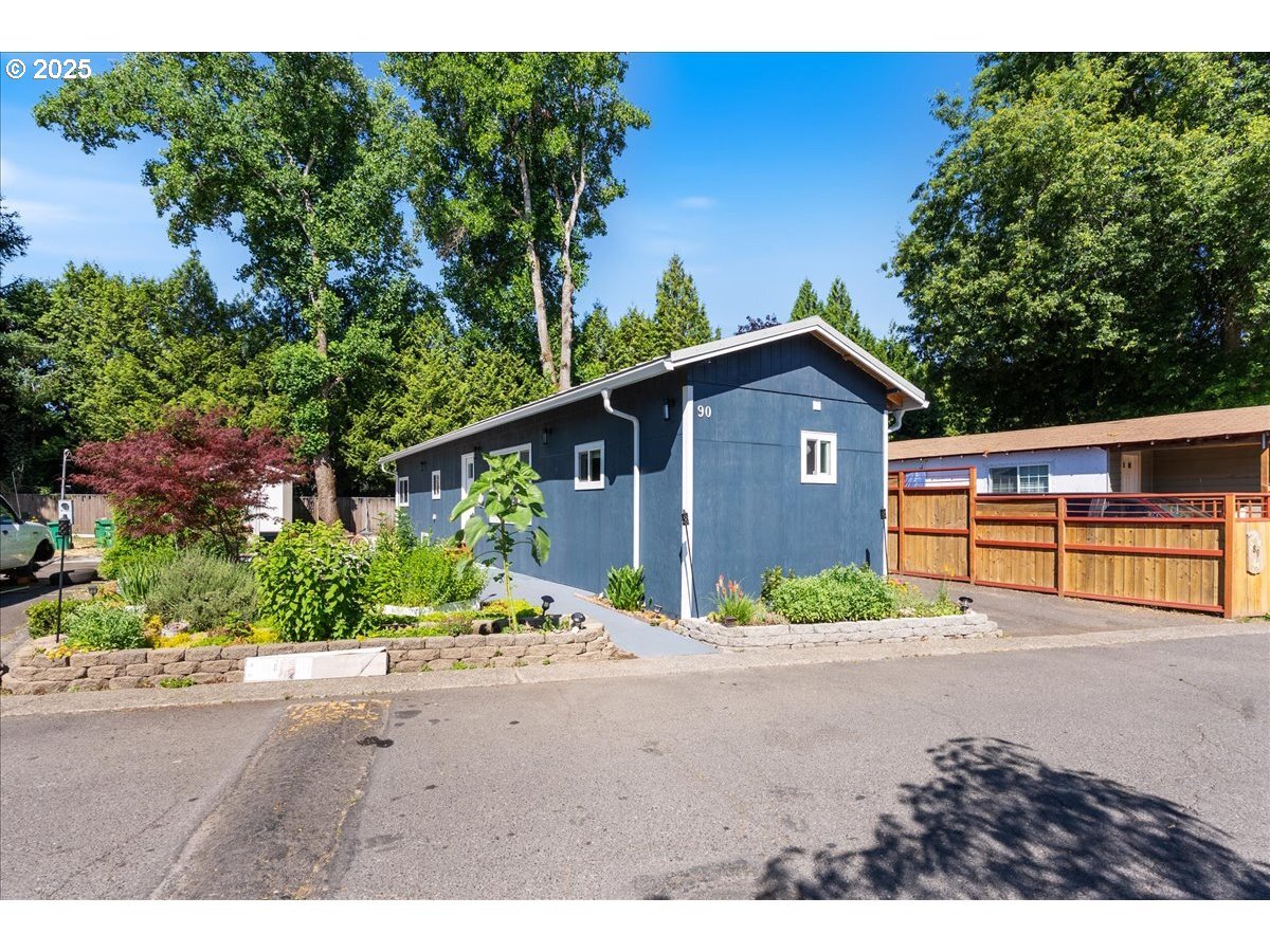 Property Photo: 10405 SW Denney Rd 90 OR 97008