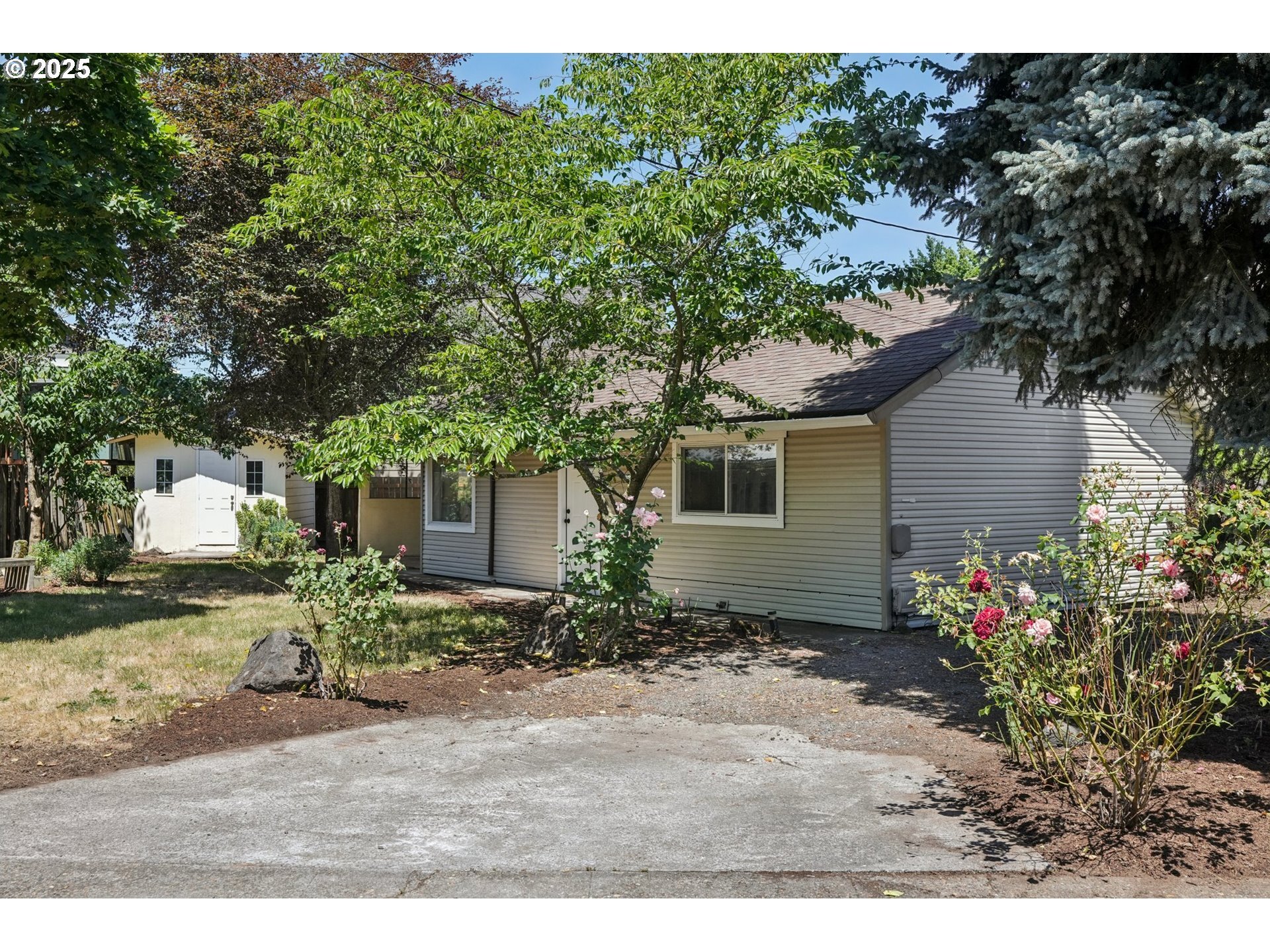 Property Photo: 8603 SE Pardee St OR 97266