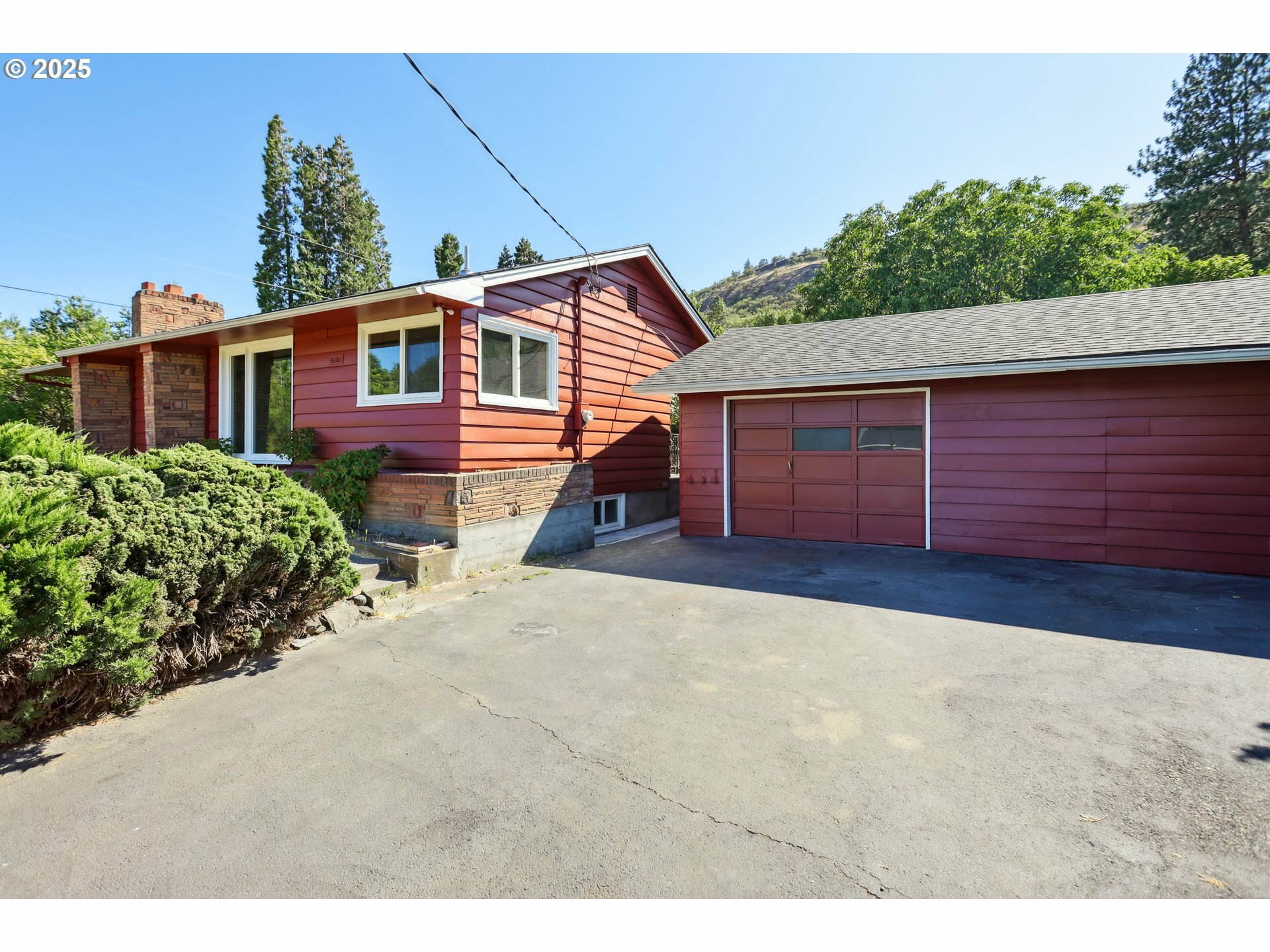 Property Photo: 2716 W 10th St OR 97058