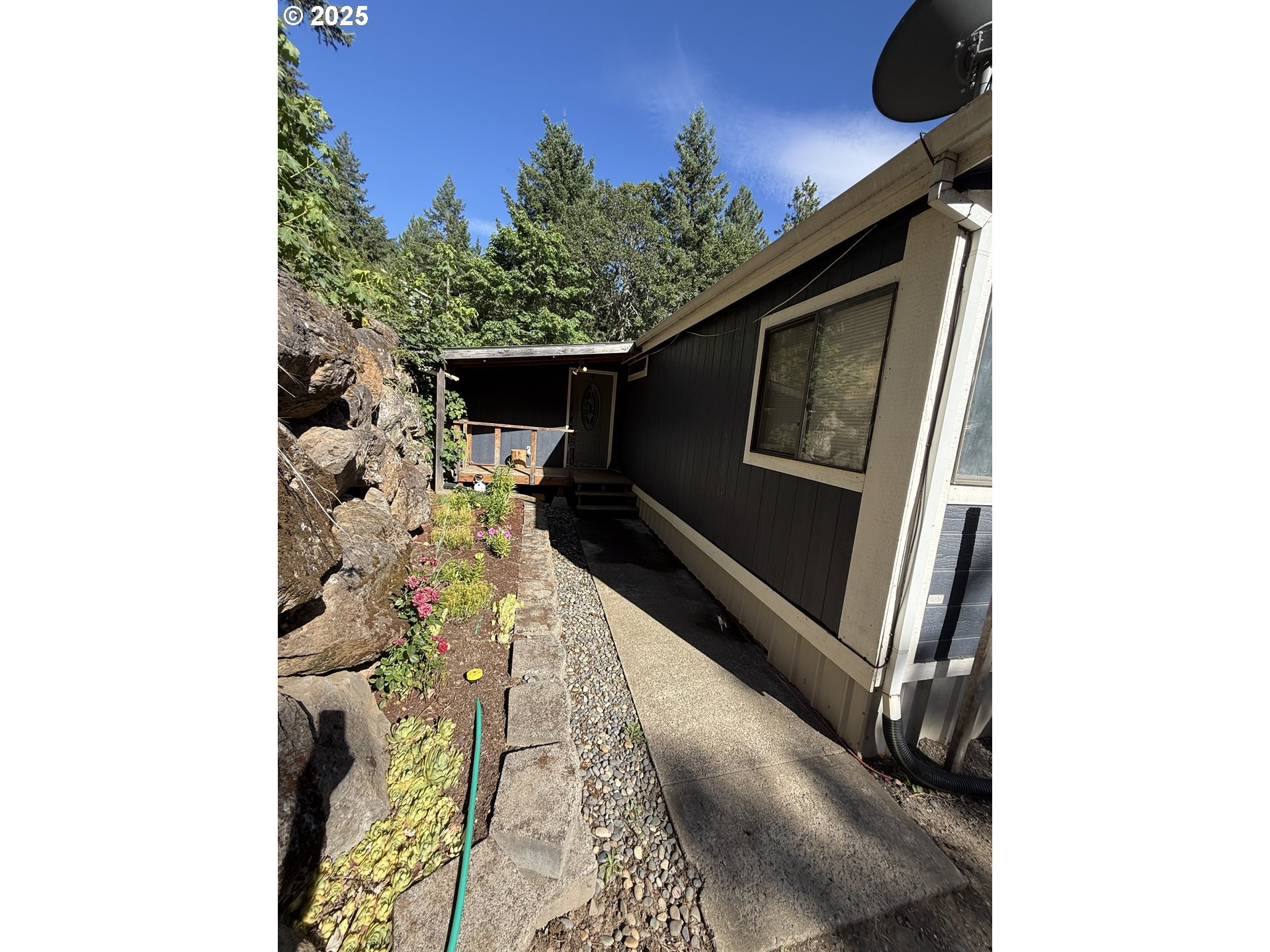 Property Photo: 590 NE Spring St WA 98672