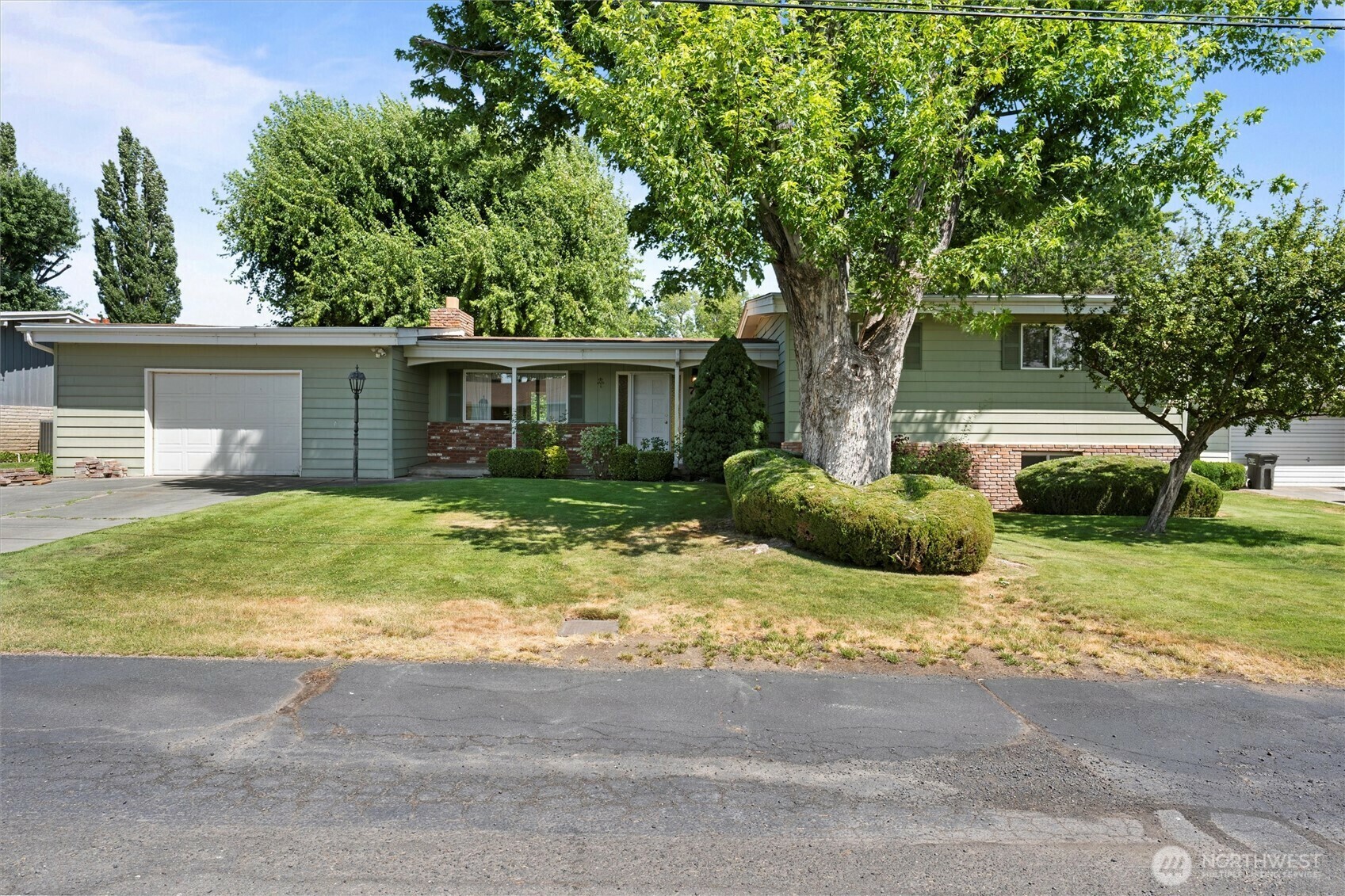 Property Photo: 714 Canterbury Road NW WA 98851
