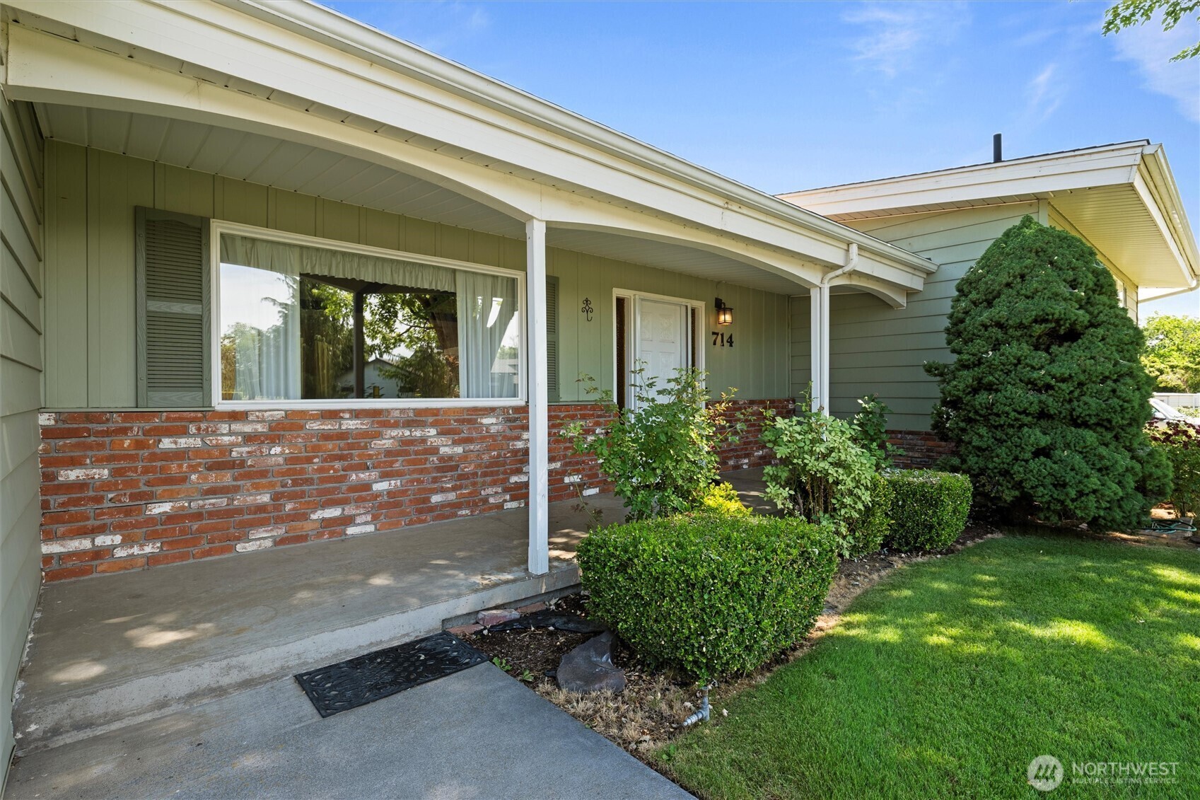 Property Photo:  714  Canterbury Road NW  WA 98851 