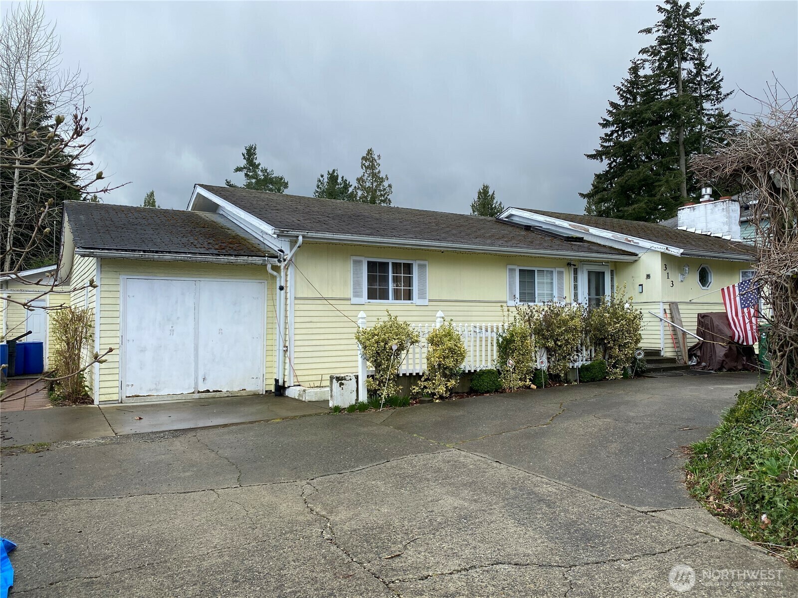 Property Photo: 313 NE 185th Street Lower WA 98155