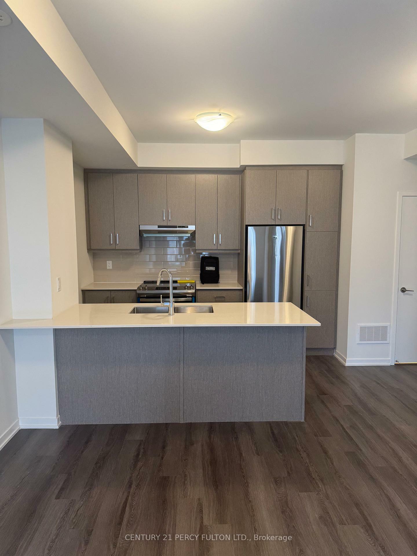 Photo de la propriété: 130 Honeycrisp Crescent Th 310 ON L4K 0N7