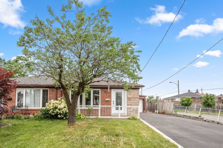 Photo de la propriété: 84 Goldsboro Road ON M9L 1A7