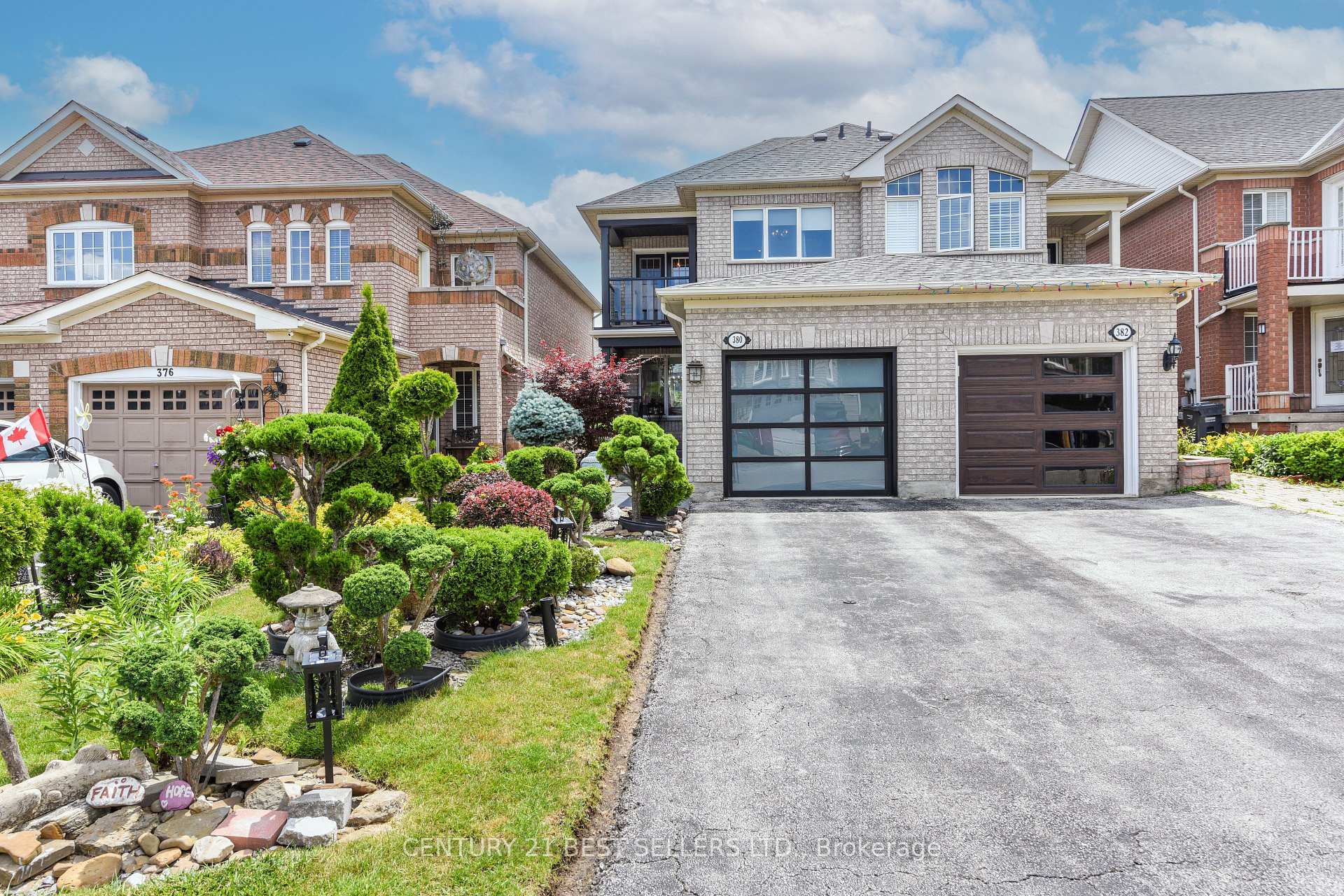 Property Photo: 380 Wildgrass Road ON L5B 4H2