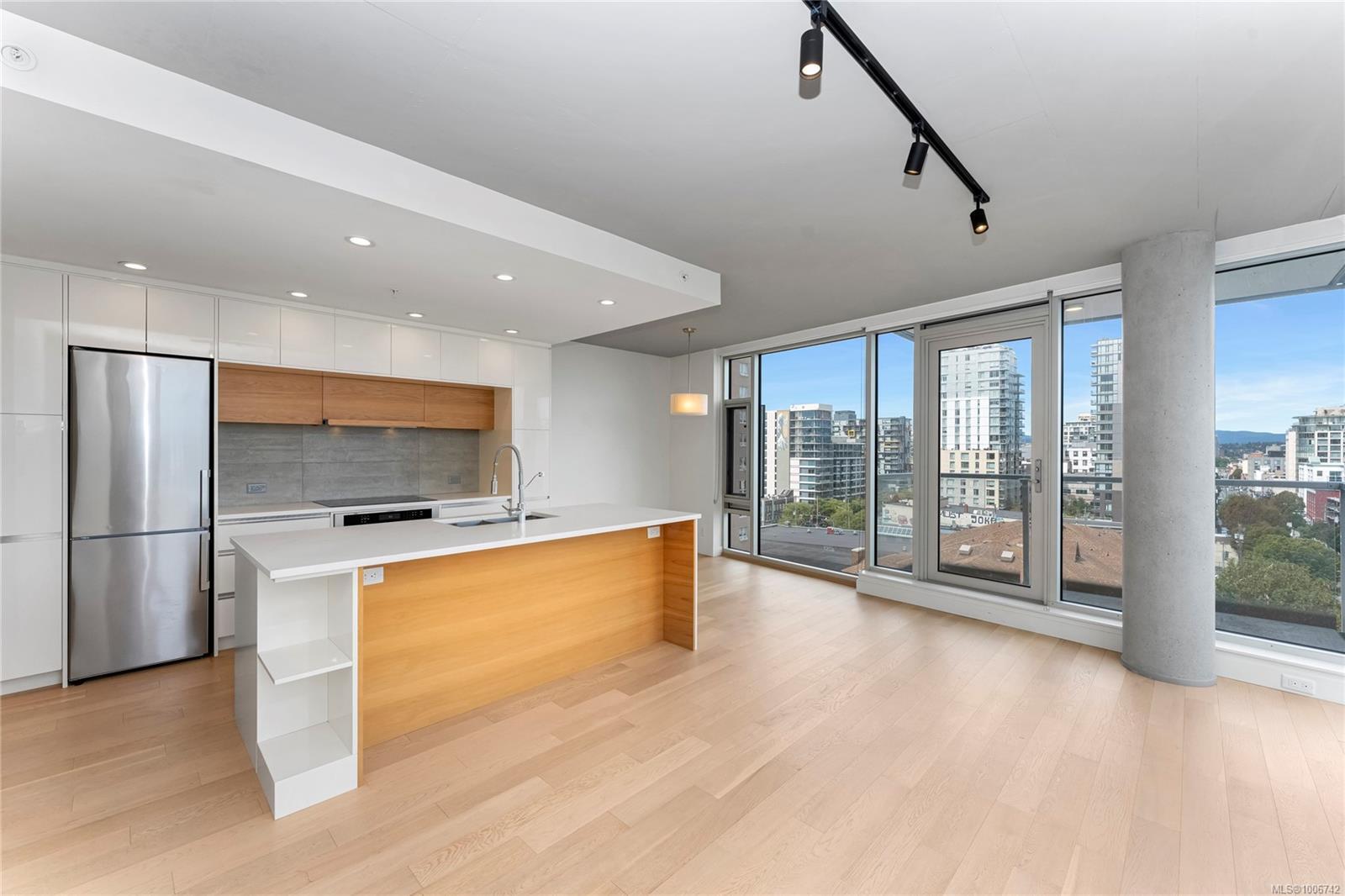 Property Photo: 989 Johnson St 804 BC V8V 0E3