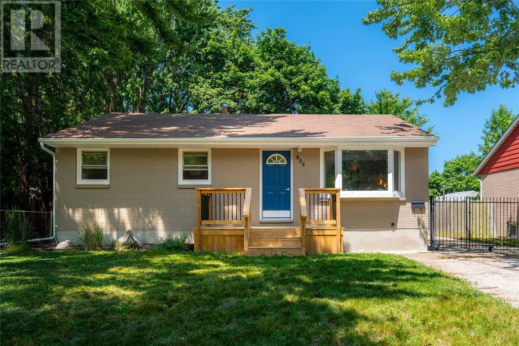 Property Photo: 808 Sycamore Drive ON N7T 4L2
