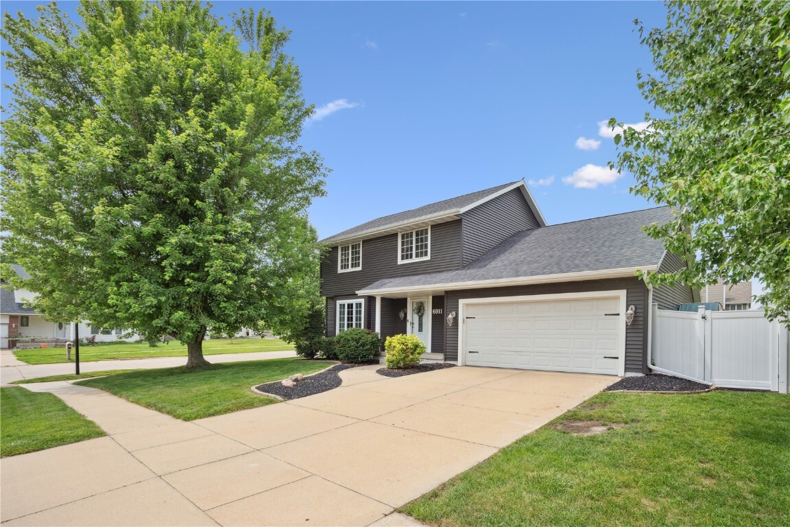 Property Photo: 6911 Winthrop Rd NE IA 52402
