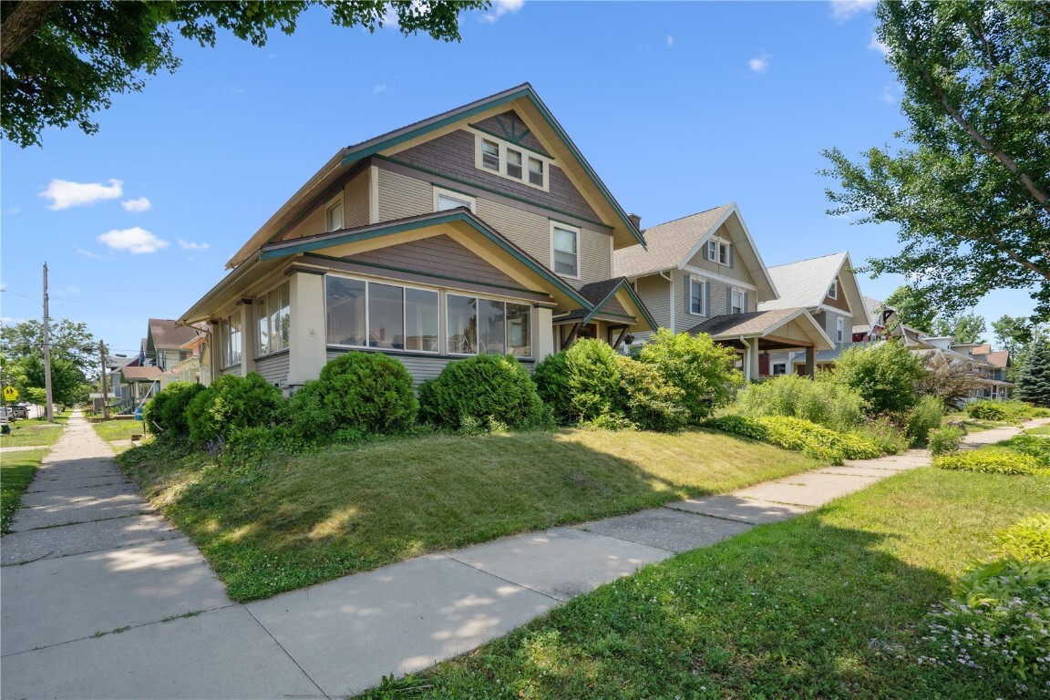 Property Photo: 1727 Grande Avenue SE IA 52403