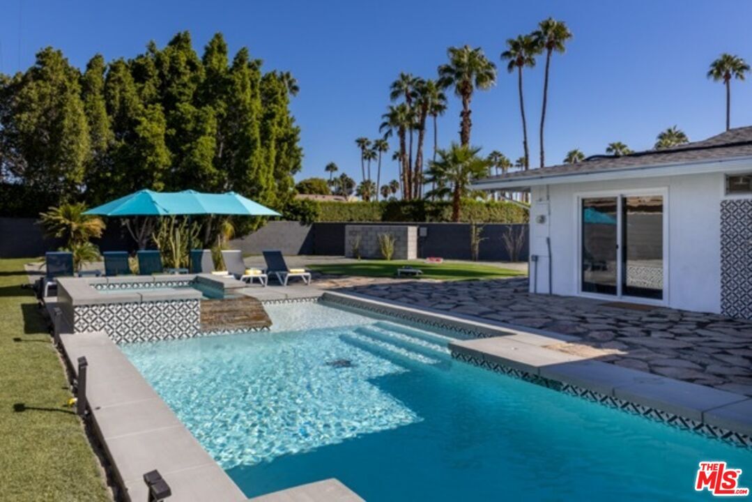 Property Photo: 980 N Buttonwillow Cir CA 92262