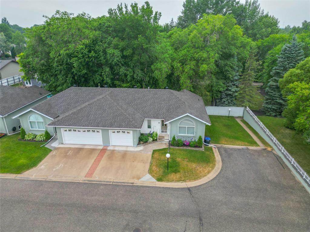 Property Photo: 8 Carlton Place MB R7B 3Y1