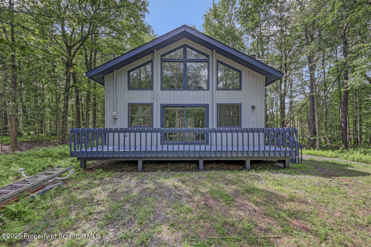 Property Photo: 127 Livingston Lane PA 18424