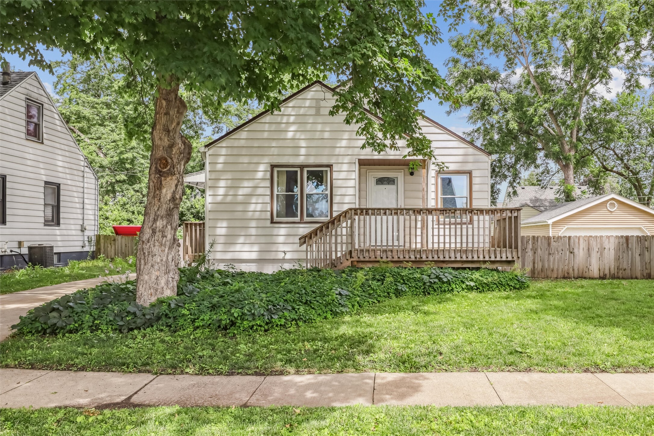 Property Photo: 305 Hillside Avenue IA 50265