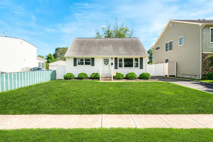 14 Crocus Court  West Babylon NY 11704 photo