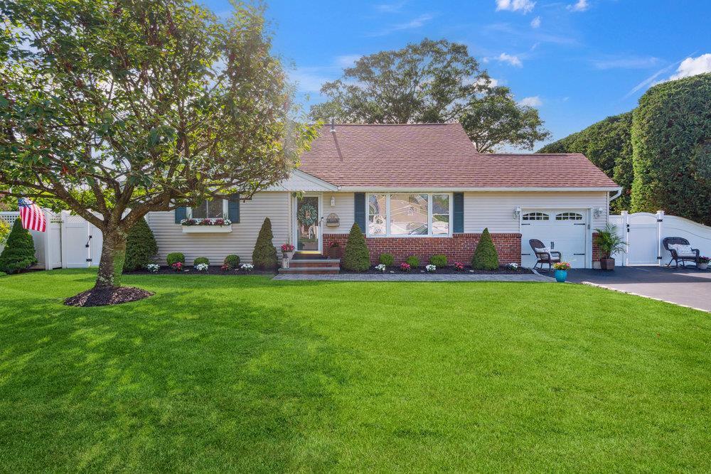 531 Myrtle Avenue  West Islip NY 11795 photo