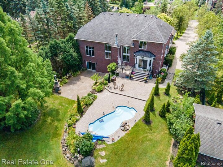 Property Photo:  6120 Evanswood Road  MI 48085 1134 
