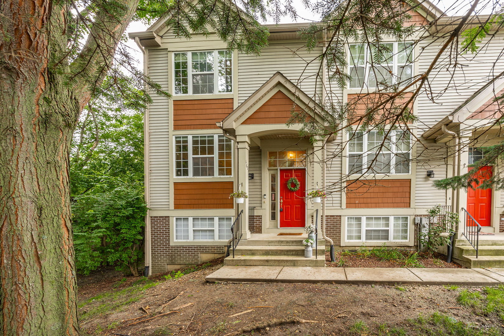 Property Photo: 1631 Orchard Court IL 60185