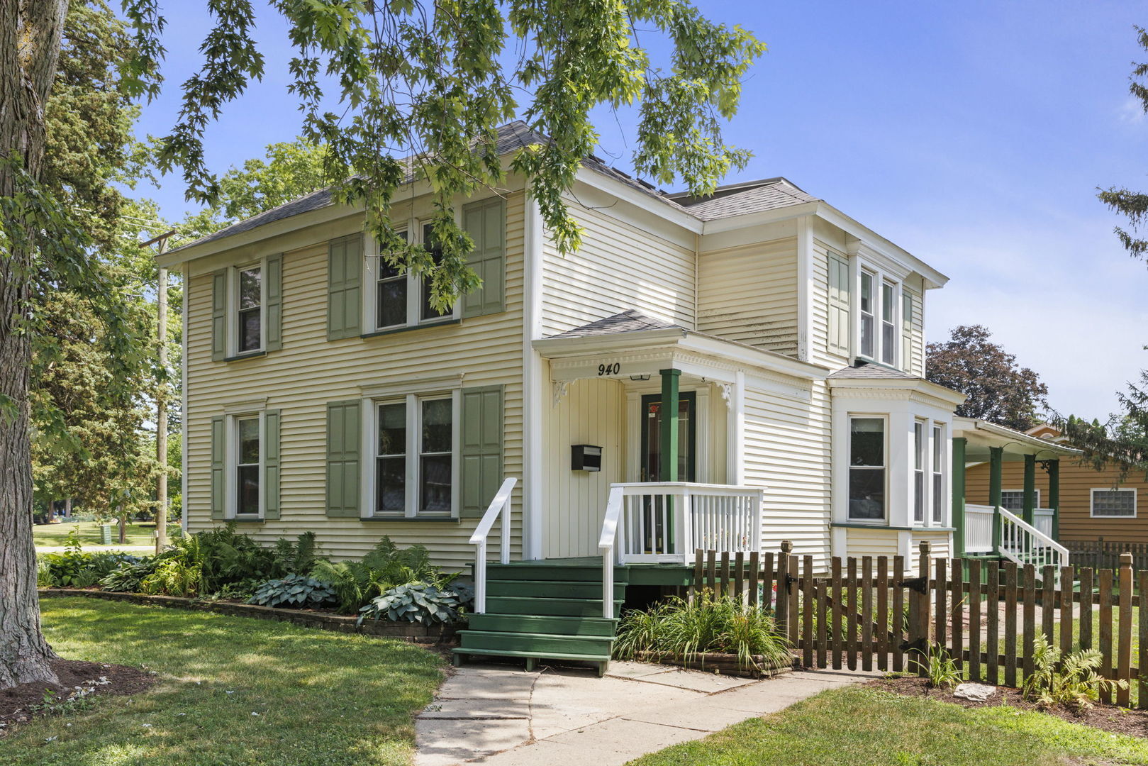 Property Photo:  940 N Eddy Street  IL 60548 
