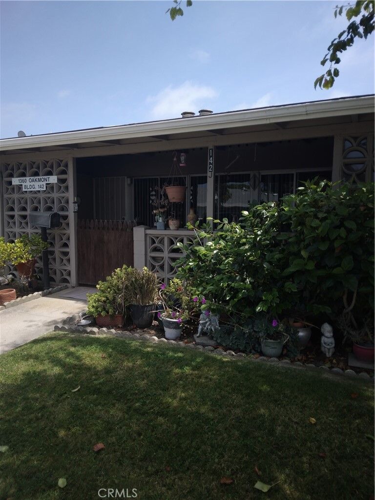 Property Photo:  1360 Oakmont Rd 142J M-6 142J M6  CA 90740 