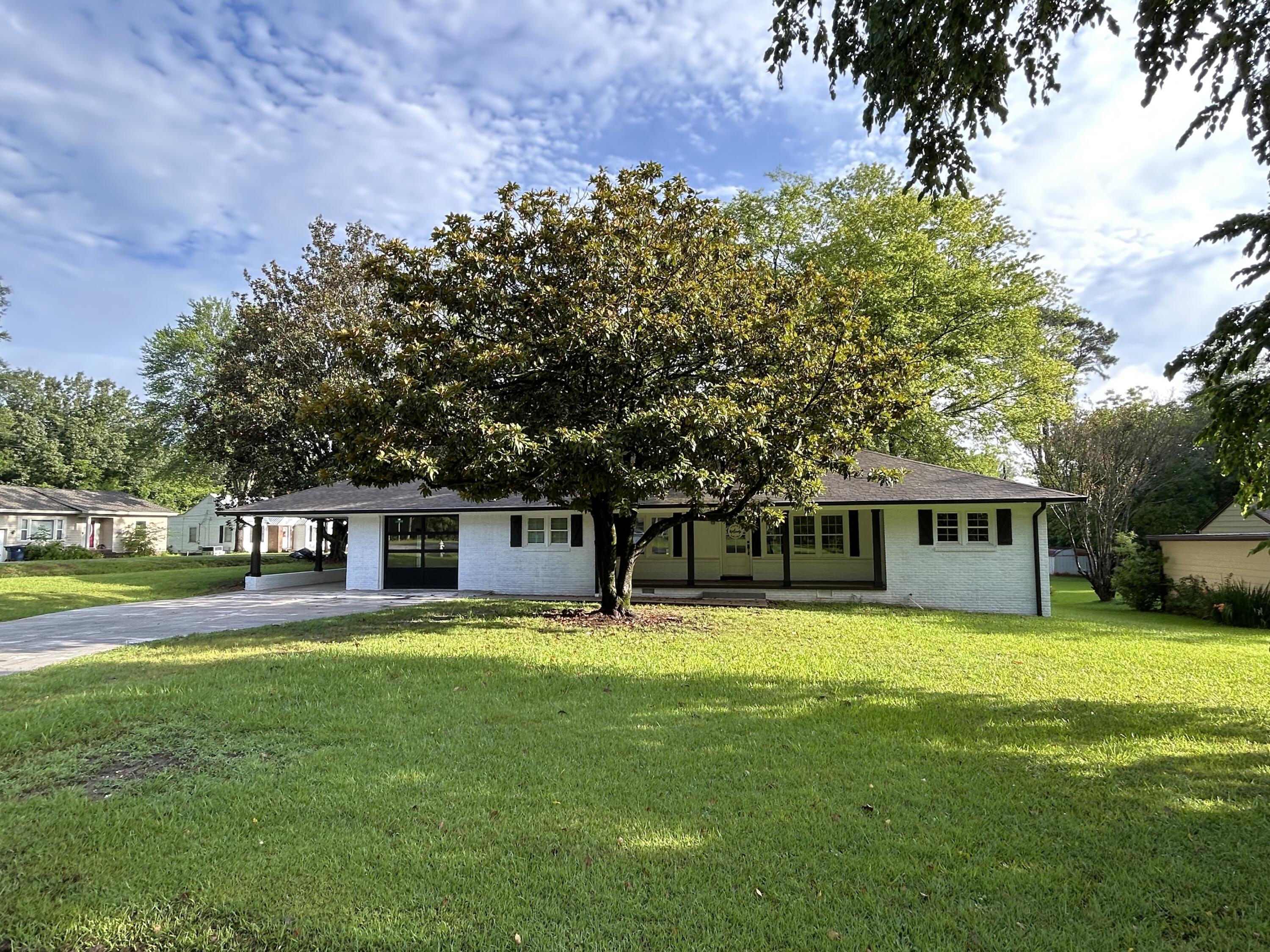 Property Photo:  1104 West Church Street  MS 38829 
