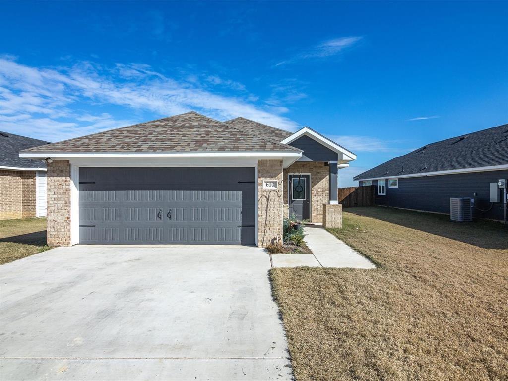 Property Photo: 610 N Garrett Avenue TX 75119
