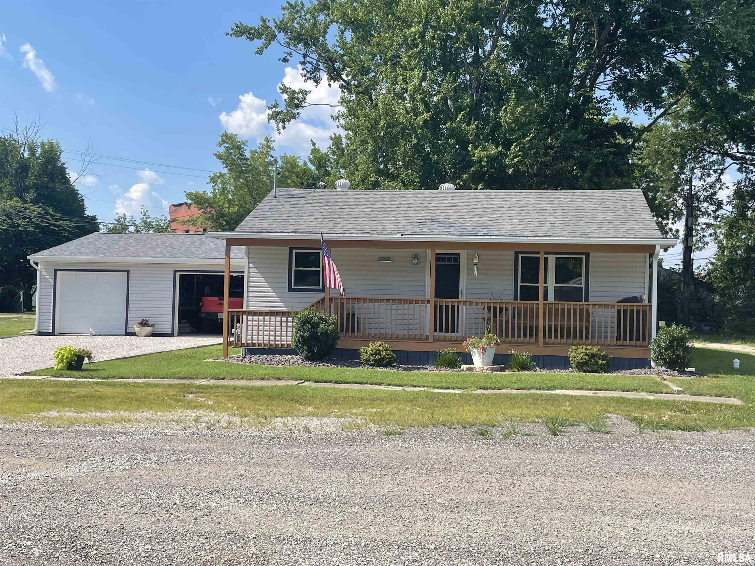 Property Photo: 204 Oak Street IL 62870