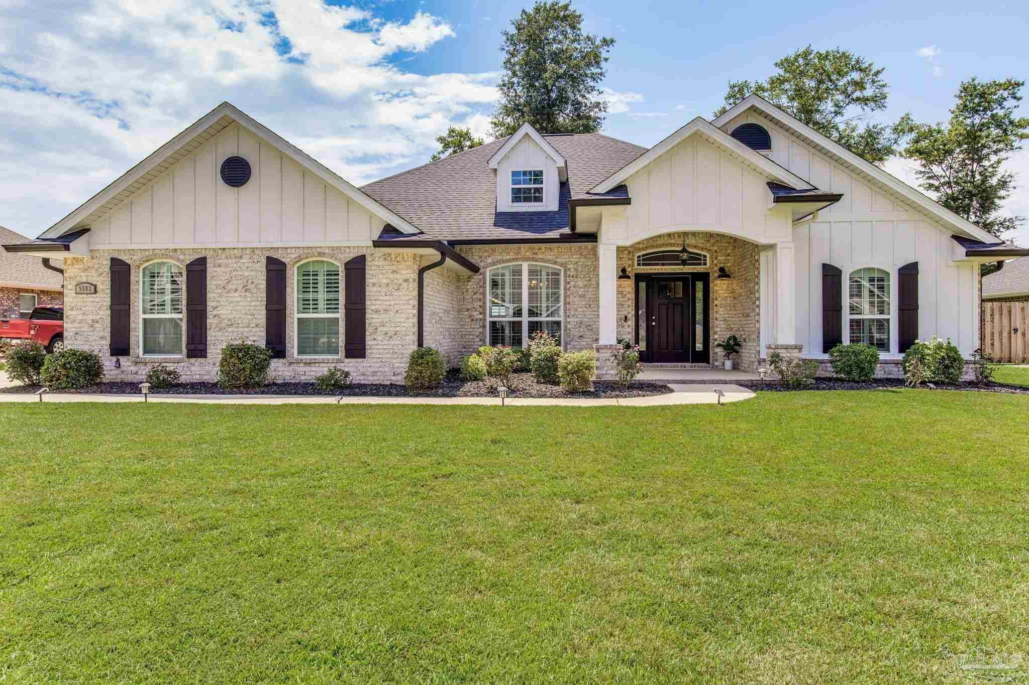Property Photo: 5562 Dunridge Dr FL 32571