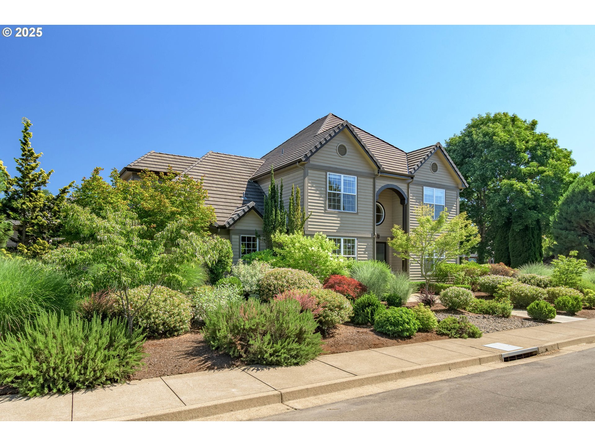 Property Photo: 2808 Edgewater Dr OR 97401