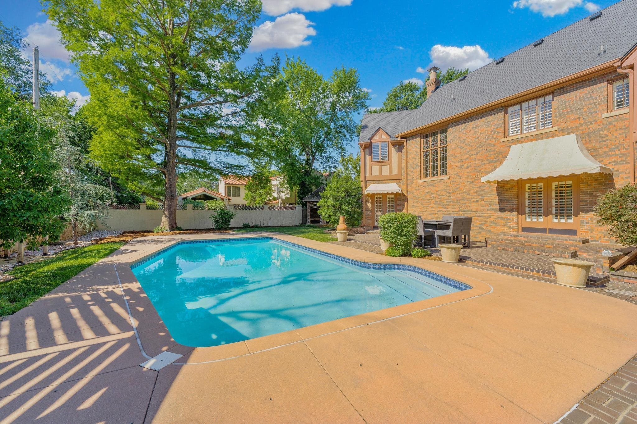 Property Photo: 440 N Crestway St KS 67208