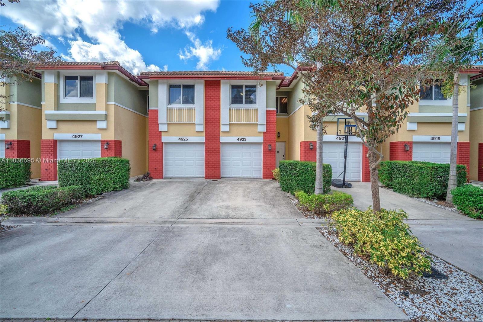 Property Photo: 4923 SW 66th Ter 4923 FL 33314