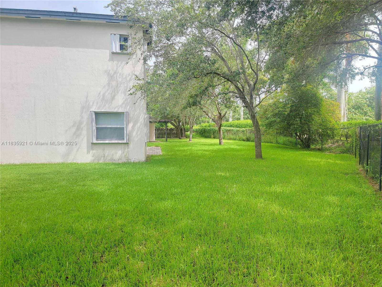 Property Photo: 285 NE 32 Ter FL 33033