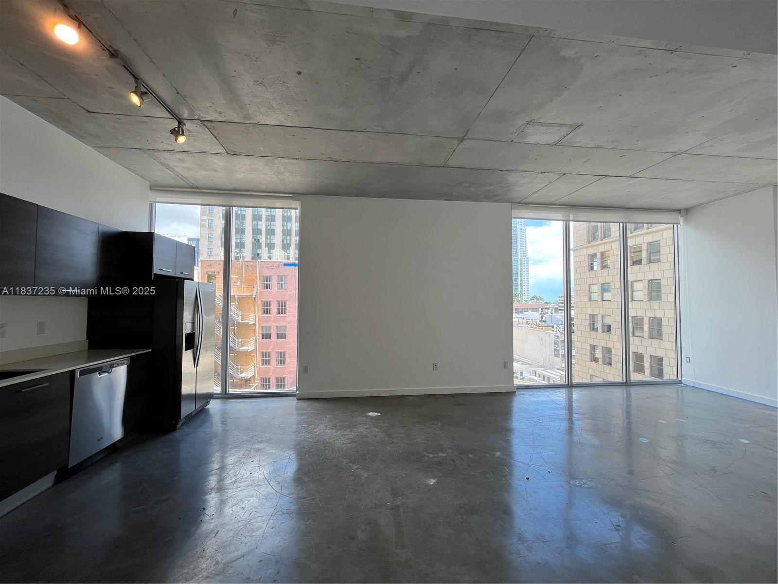 Property Photo: 151 SE 1st St 902 FL 33131