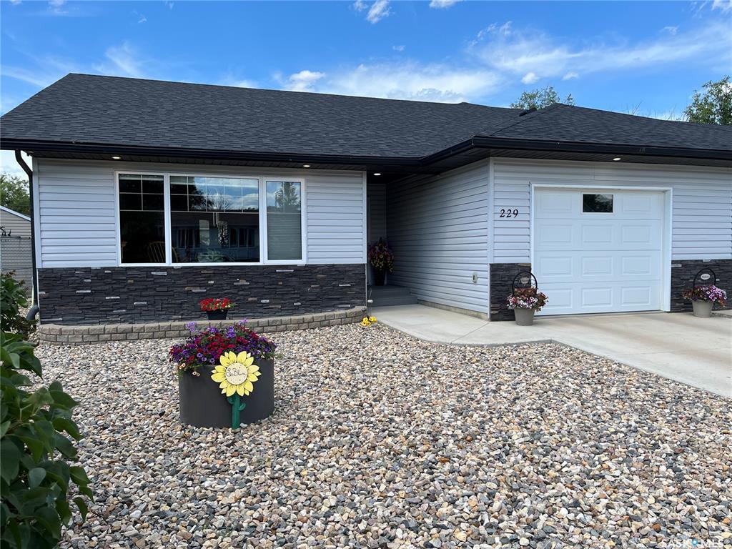 Property Photo: 229 5th Avenue SK S0H 1X0