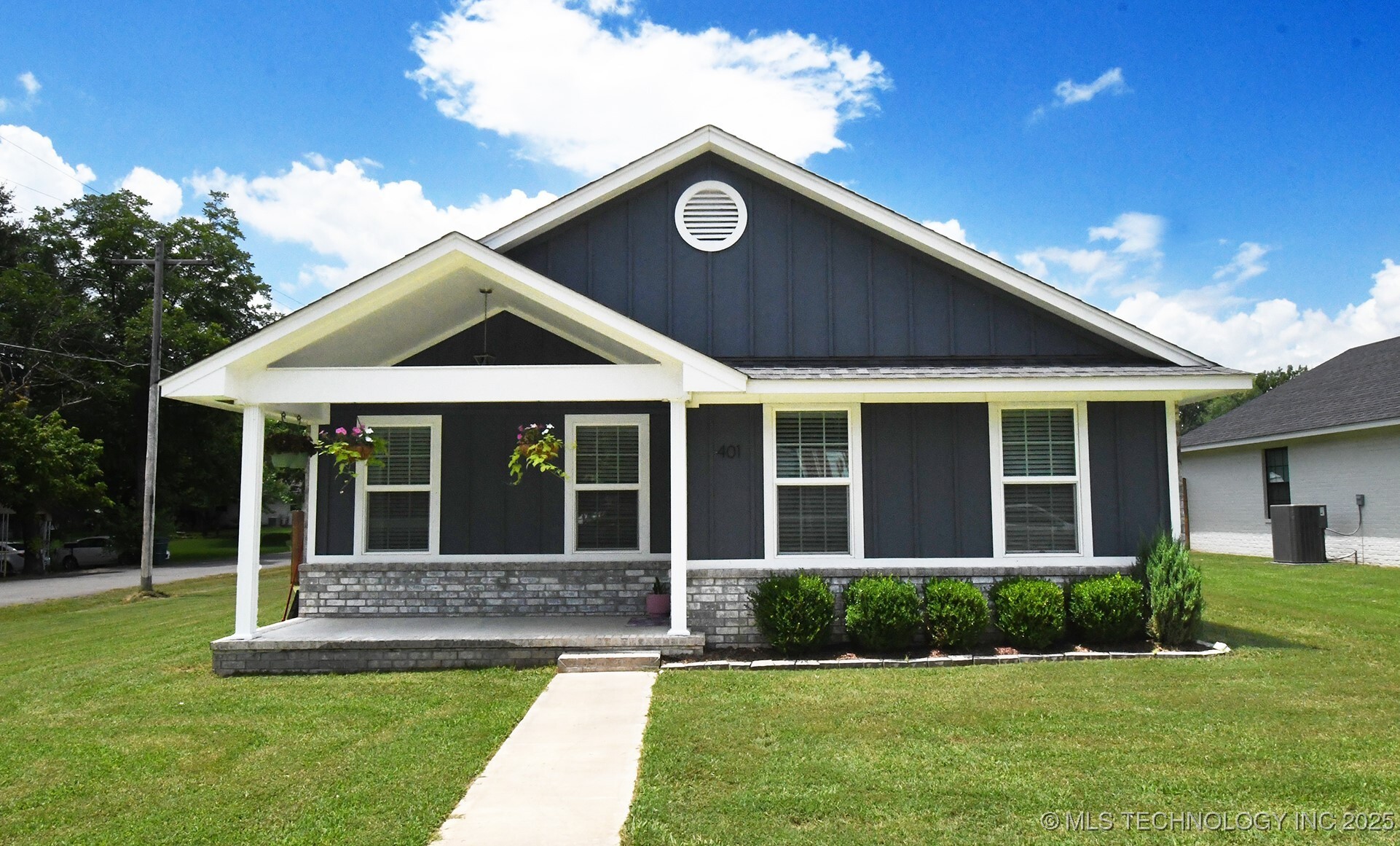 Property Photo:  401 N Ash Street  OK 74955 