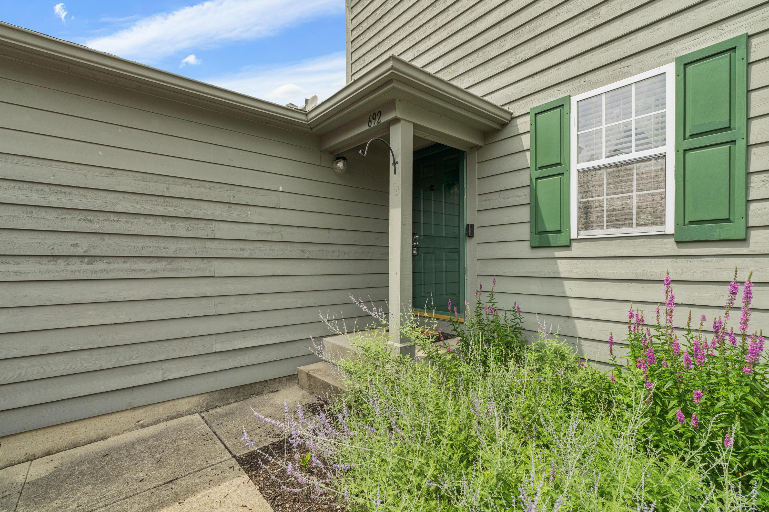 Property Photo: 692 Parkbluff Way OH 43035