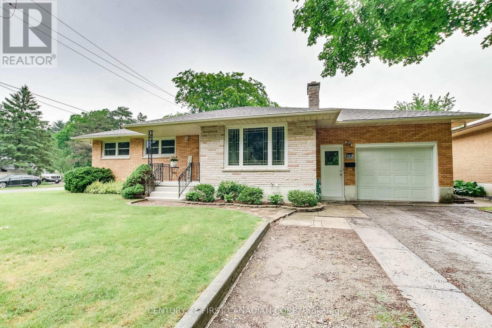 Photo de la propriété: 353 Adelaide Street ON N7G 2W2