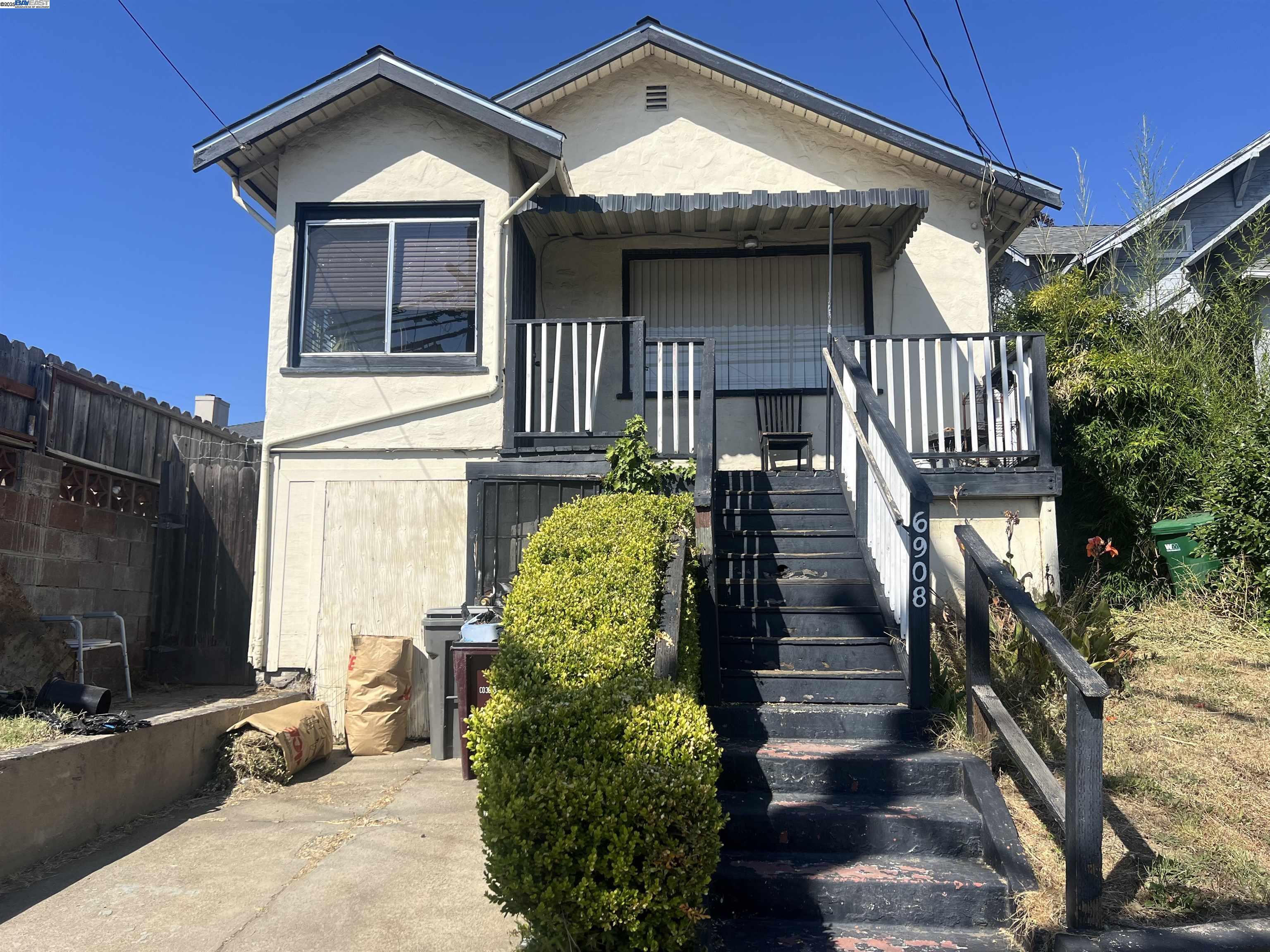 Property Photo: 6908 Macarthur Blvd CA 94605