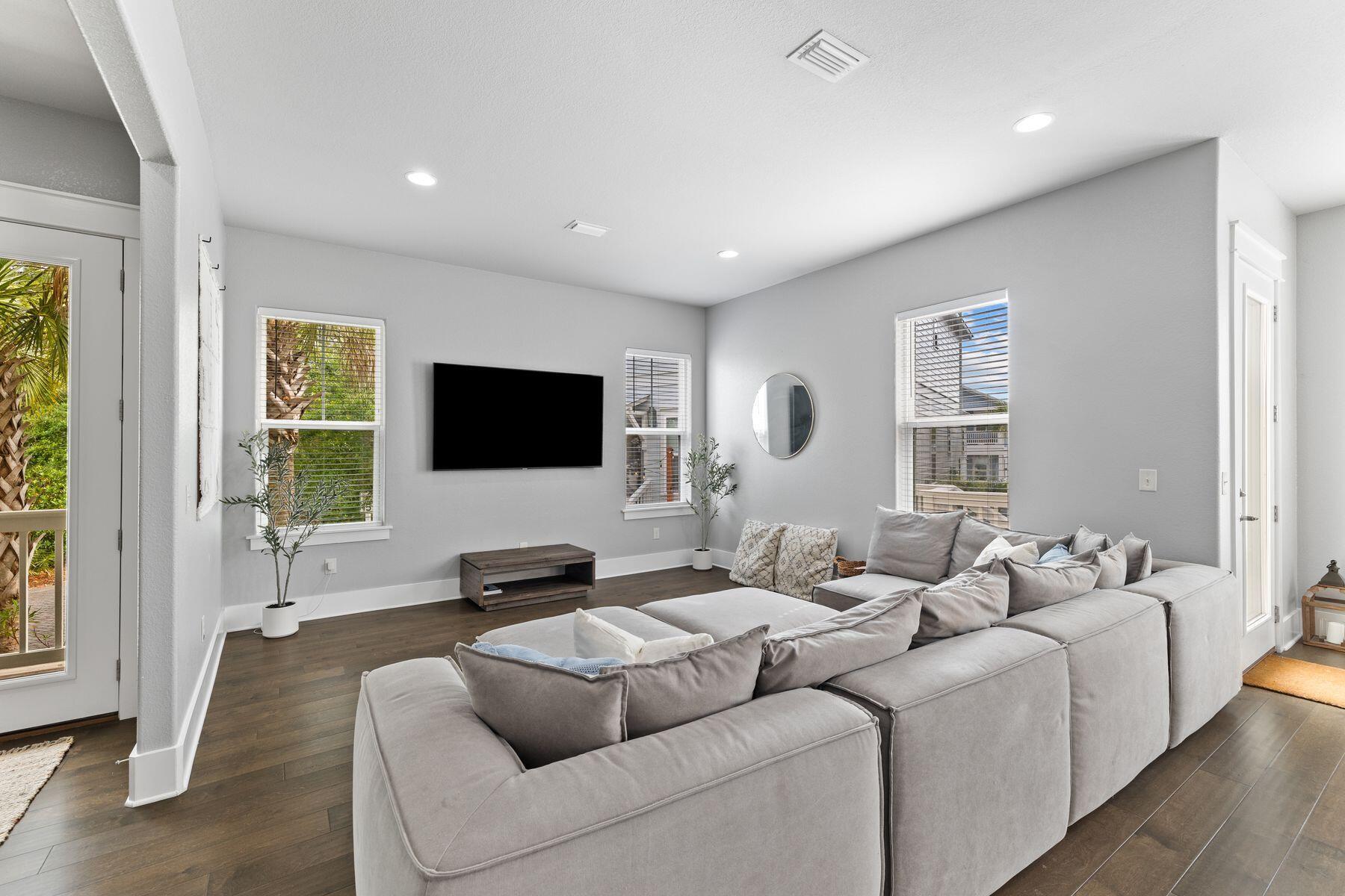 Property Photo: 324 Gulfview Circle FL 32459