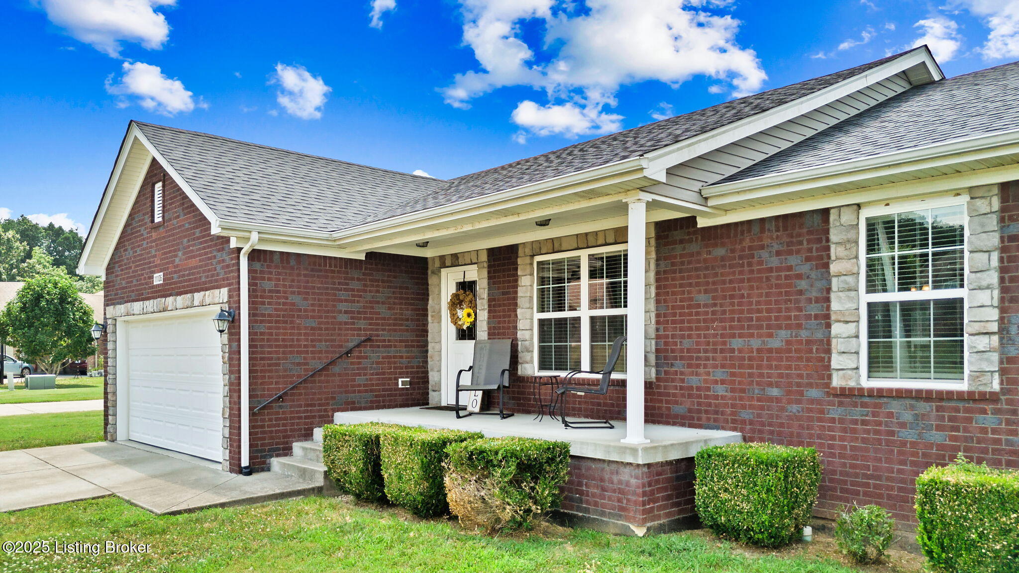 Property Photo: 11106 Pebble Trace KY 40229