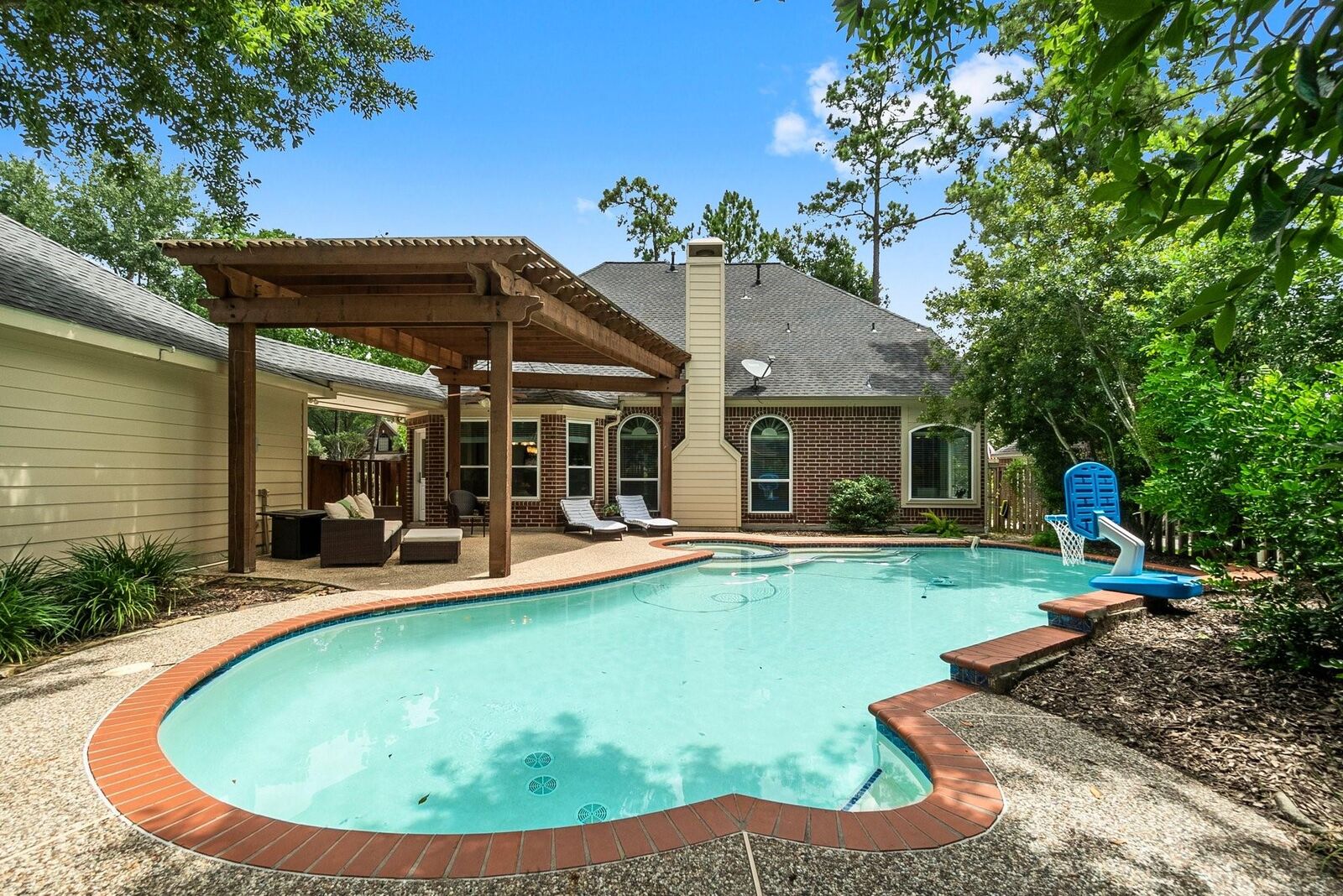 Property Photo: 23 Sparklewood Place TX 77381