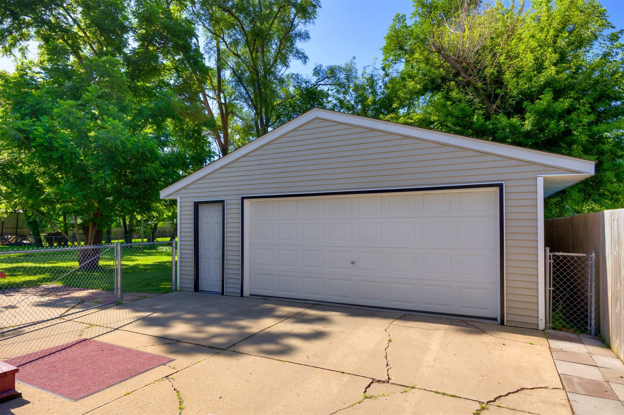 Property Photo: 5910 Tonka Avenue IA 50312