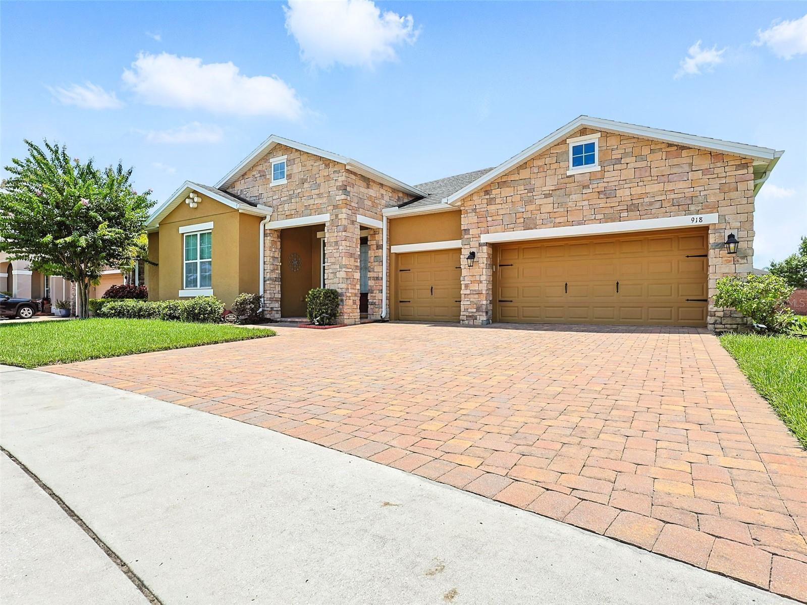 Property Photo: 918 Blackthorn Drive FL 32703
